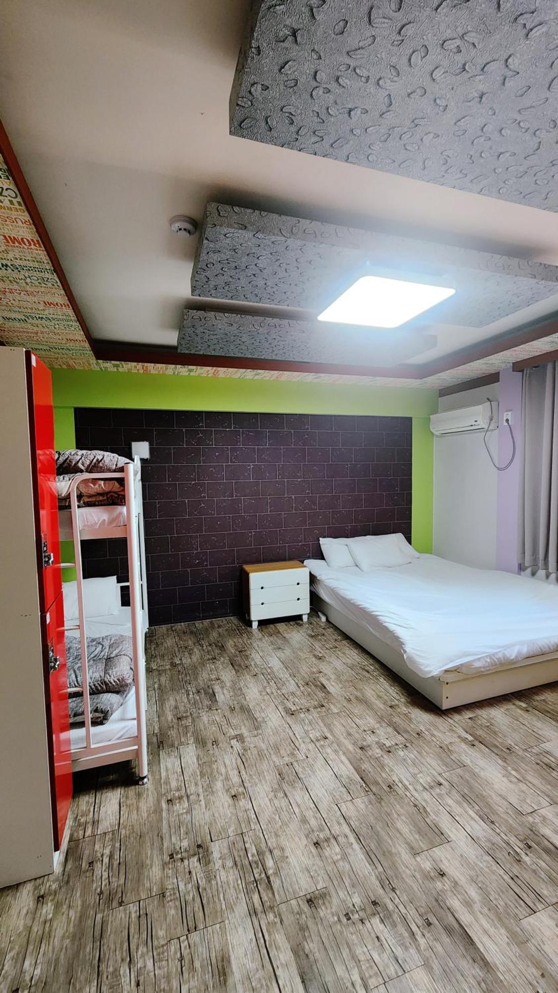 Kimchee Busan Downtown Guesthouse Экстерьер фото